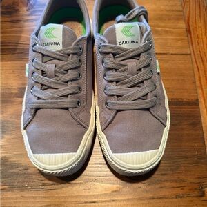 Cariuma Light Gray Sneakers with Green Insoles